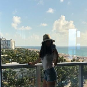 Meet your Posher, Hala